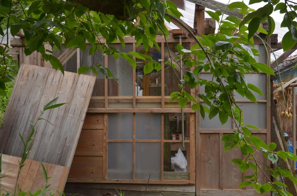 古い建具を利用した小屋の壁