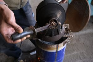 手回し焙煎機を使った薪焙煎